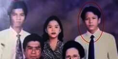 Remaja Berwajah Polos di Foto Keluarga Ini Kelak Jadi Vokalis Tersohor, Kenal?