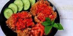  Ayam Geprek Sambal Terasi, Pedasnya Bikin Semangat Akhir Pekan