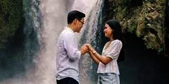 Maudy Ayunda Bagikan Detik-detik Dilamar di Air Terjun, Warganet Baper