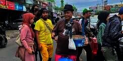 Totalitas Hotman Paris, Ubah Penampilan Nyentrik jadi Pedagang Gemblong di Puncak Demi Promo Program TV