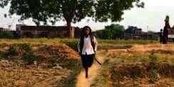 Viral Gadis Satu Kaki Tiap Hari Berjalan Sejauh 1 Km ke Sekolah: Videonya Bikin Netizen Haru, Aktor Terkenal Beri Reaksi Mengejutkan