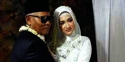 Ingat Kakek Sondani yang Nikahi Gadis 19 Tahun dengan Mahar Rp700 Juta? Kini Istri Terkesan Cuek & Malu, Lihat 6 Potretnya