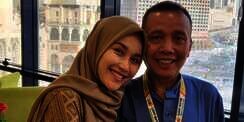 Ayu Ting Ting Wujudkan Mimpi Sang Ayah Rayakan Ulang Tahun di Mekah