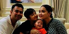 Pose Nyender Rafathar Malik Ahmad Menunggu Pesawat Bikin Melting