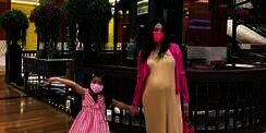 Quality Time Bareng Anak, Intip Gaya Aliya Rajasa Tenteng Tas Rp300 Juta