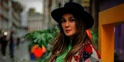 Gaya Casual Luna Maya di Jalanan Tokyo, Selempangi Tas Min Rp42 Juta