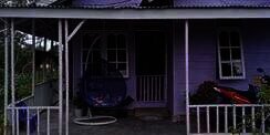 Potret Rumah Ungu di Tepi Sungai, Pas Lihat Isinya Bikin Syok