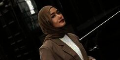 3 Padu Padan Unik dengan Outer Cokelat Ala Eks Girlband Princess Ana Octarina