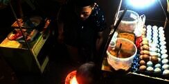 Berkah Pedagang Kerak Telor di Jakarta Fair 2022, Petik Omzet Sampai Rp15 Juta