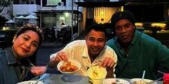 Lokal Banget! Potret Ronaldinho Jajan Bakso hingga Telur Gulung di Indonesia