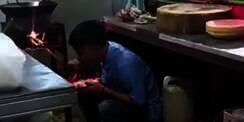 Bikin Terenyuh, Karyawan Restoran Hanya Makan Nasi Putih Tanpa Lauk