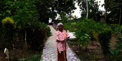 Cerita Mbah Sangkin Rela Tinggal di Gubuk Reot demi Bisa Hidup Dekat Makam Mendiang Suami