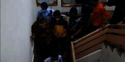 Penampakan MSAT Tersangka Pencabulan Santriwati: Tertunduk Lesu dengan Tangan Diborgol