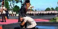 Momen Haru Anak Sopir Angkot Bersimpuh di Kaki Ayah Saat Resmi Jadi Polisi dan Raih Lulusan Terbaik
