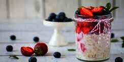 Resep Overnight Oats dengan Selai Bluberi