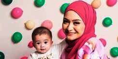 Gaya Nathalie Kala Momong Anak, Tampil Gemas Padukan Jumpsuit dan Hijab