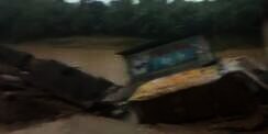 Video Detik-Detik Kios di Pinggir Sungai Cileungsi Ambruk Terseret Banjir