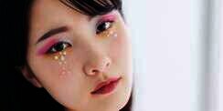 Lakukan 4 Hal Ini Agar Rhinestones Menempel Lebih Lama Pada Wajah