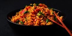 Ternyata Begini Cara Membuat Nasi Goreng Instan di Pabrik