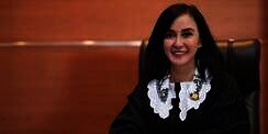 Potret Jaksa Cantik Yuliana Sagala Naik Vespa, Salfok Gambar Motornya!