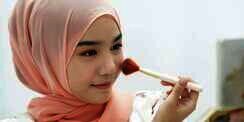 Sulit Diratakan di Pipi, Ini Trik Tepat Memakai Lipstik Sebagai Blush