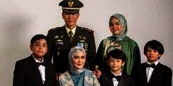 Dinikahi Perwira TNI, Potret Terbaru Juliana Moechtar Bareng Dua Anak Sambungnya