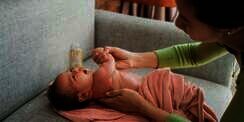 Bayi Jarang Sekali Menangis, Normalkah?