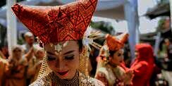 Viral Jam Gadang Fashion Week, Sandiaga Uno: `Onde Mande, Rancak Bana`
