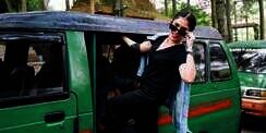 Potret Ussy Sulistiawaty Jadi Kernet Supir Angkot, Pakai Barang Branded Super Mahal