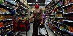 Potret Mayangsari Belanja Bulanan di Supermarket, Tenteng Tas Rp45 Juta Hingga Pose Cantik di Lorong!
