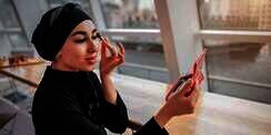 Jangan Coba di Tangan, Begini Cara Tepat Pilih Warna Foundation