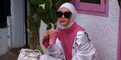 OOTD Hijab Nuansa Pink Zaskia Adya Mecca, Terlihat Lebih Muda bak ABG