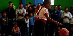 Viral 'Nenek Jordan', Wanita 71 Tahun Jago Main Basket