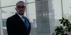 Potret Ahmad Sahroni Crazy Rich Priok Saat Catwalk, Gaya Jalannya Curi Perhatian!