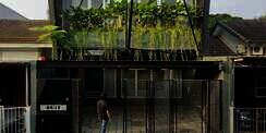 Rumah Keren Ini Punya Hall Basket Mini dan Area Tribun