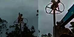 Awas Ngakak! Peserta Panjang Pinang Berhasil Naik Sampai Puncak, Pas Turunnya Malah Ketakutan Sampai Dibantu Eskavator