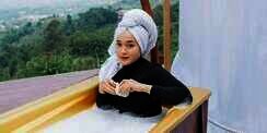 Potret Ririe Fairus Berendam di Bak Terbuka, Aksinya Ganti Hijab Jadi Sorotan