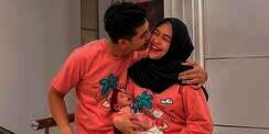 Tampilan Gemas Putri Ria Ricis dan Teuku Ryan Pakai Hijab