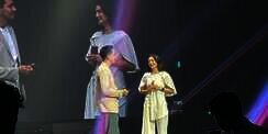 Smartphone Favorit Raline Shah Sering Diledek HP-nya `Bapak-Bapak`