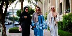 Tips Memakai dan Menata Abaya Hitam