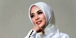 Gaya Mentereng Syahrini Pakai Dress Bunga-bunga, Intip Detail OOTD Seharga Rp143 Jutaannya