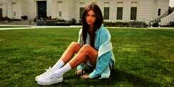 Intip Gaya Kasual Supermodel Leni Klum Pakai Sneakers