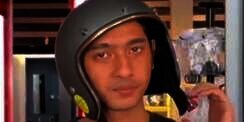Bikin Ngakak! Penampilan Konyol Arya Saloka Pakai Helm Pemusnah Ketampanan
