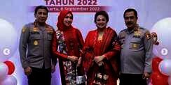 Momen Dua Jenderal Bintang Tiga Pengusut Kasus Ferdy Sambo Jadi Sorotan, Kompak Foto Bareng para Istri