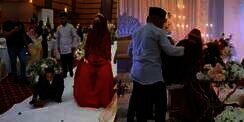 Viral Pernikahan Wanita dengan Pria yang Memiliki Keterbatasan Fisik, Momen Istri Bantu Suami Naik Kursi Bikin Haru