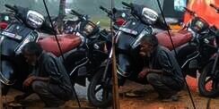 Makan di Bawah Guyuran Hujan Deras, Aksi Kakek Ini Bikin Terenyuh