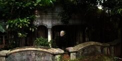 10 Potret Rumah Mewah Terbengkalai 20 Tahun Milik Artis Era 80-an, Bak Istana Penyihir, Kolam Renang Ngeri Banget!