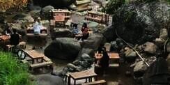 Video Minum Kopi di Tengah Kali, Sensasinya Menantang Maut