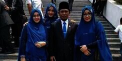 Ingat Lora Fadil? Anggota DPR yang Viral Bawa 3 Istri Cantik Saat Dilantik, Kini Kepergok Tidur di Ruang Rapat, Begini Nasibnya