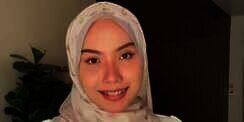 Cara Berbeda Kenakan Kerudung Segiempat, Bisa Jadi Alternatif